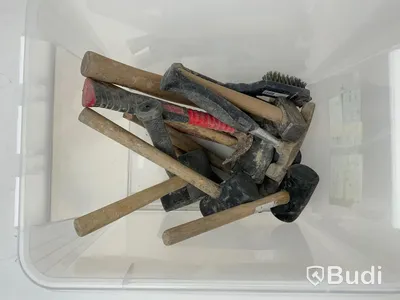 Låda med hammare
