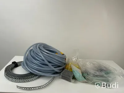 Låda med diverse byggmaterial