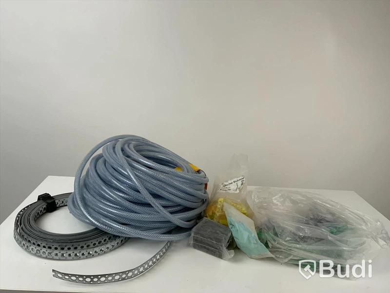 Låda med diverse byggmaterial