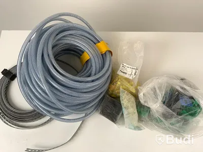 Låda med diverse byggmaterial