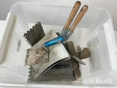 Låda med diverse målarsaker