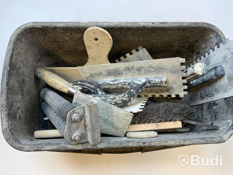 3 hinkar med måleritillbehör