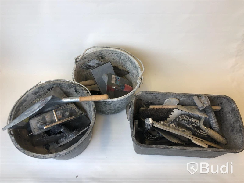 3 hinkar med måleritillbehör