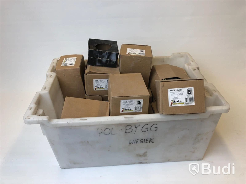 Lådor med skruvar och tillhörande plug