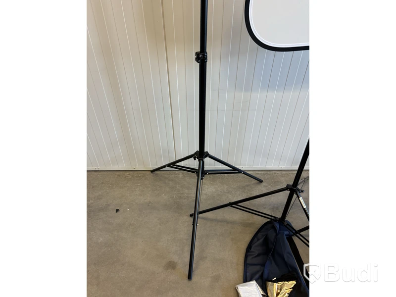 Paket med fotostativ, reflektor m.m