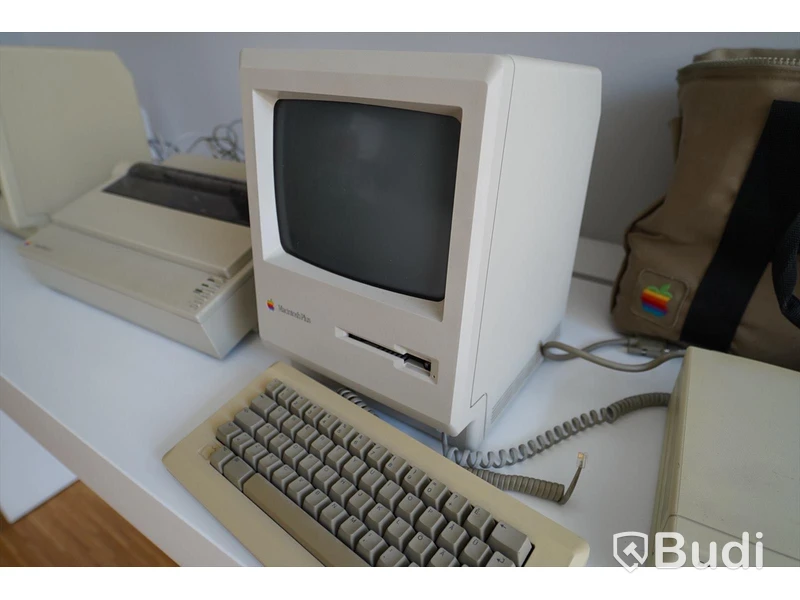 Äldre Apple datorer och en skrivare