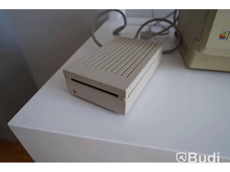 Äldre Apple datorer och en skrivare