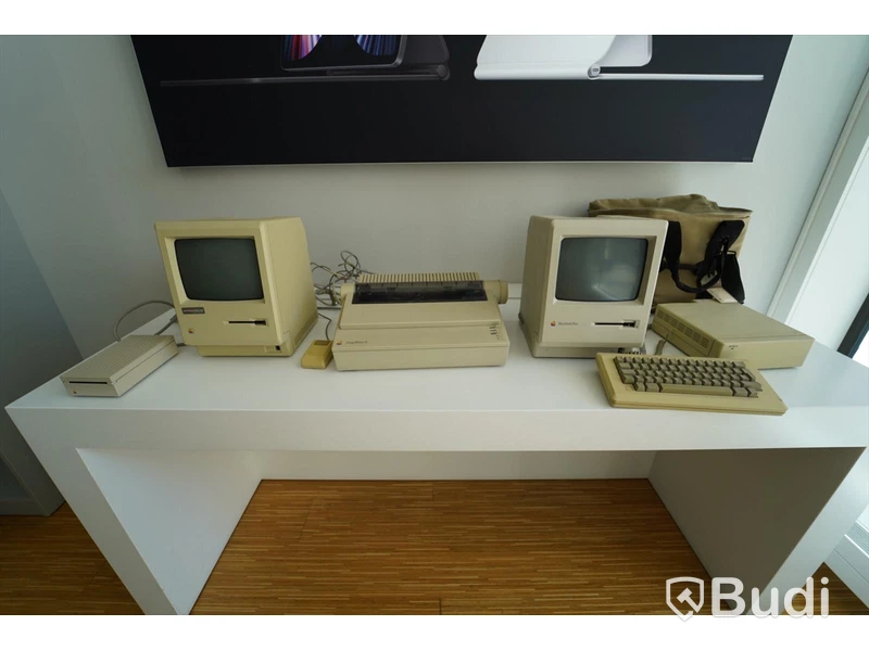 Äldre Apple datorer och en skrivare