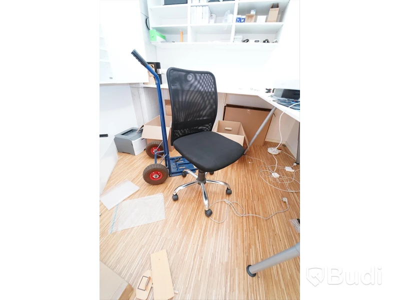 Kontorsstol i textil med meshrygg