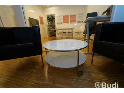 Set med två skinnfåtöljer och rullbart bord i glas