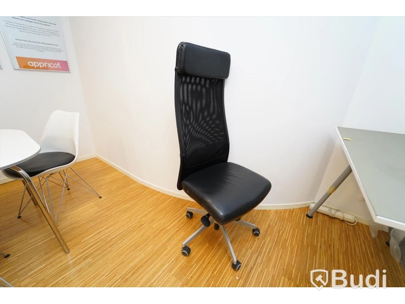 Kontorsstol med mesh och skinndetaljer