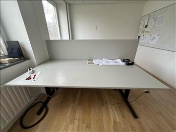 2 st skrivbord, LINAK, 200x100 cm