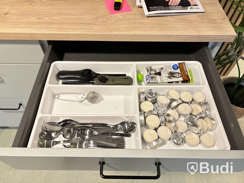 Köksbord med stolar samt soffa