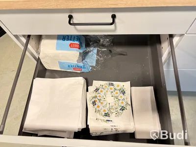 Köksbord med stolar samt soffa