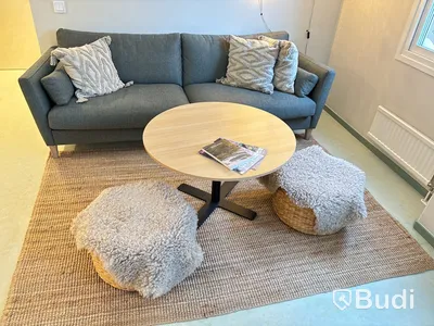 Köksbord med stolar samt soffa
