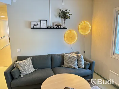 Köksbord med stolar samt soffa