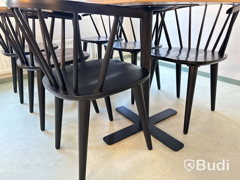 Köksbord med stolar samt soffa