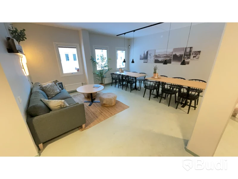 Köksbord med stolar samt soffa