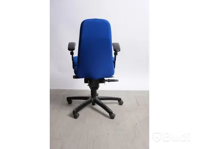 Kontorsstol. Saknar nackstöd.