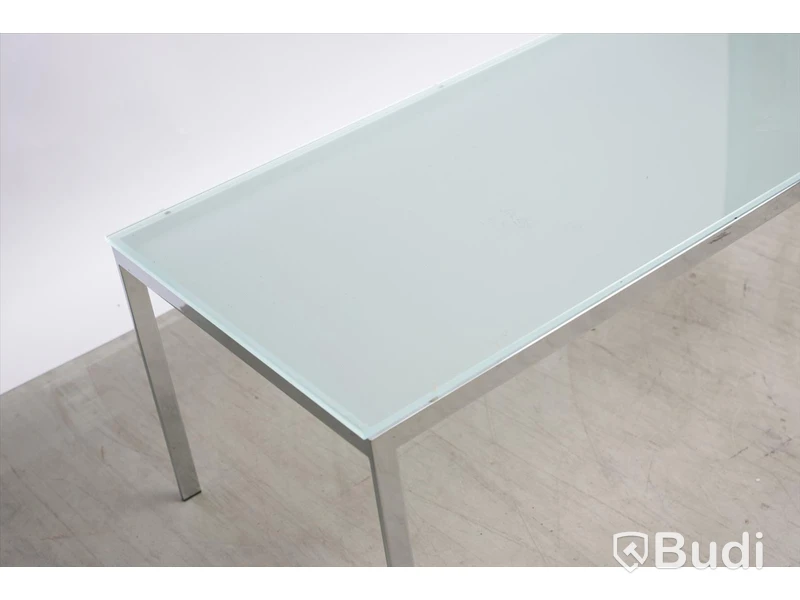 Soffbord - glas och metall. b 110 x d 55 x h 45 cm.