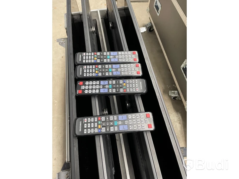 4 st 46” Slim LED Skärm Samsung pro med case