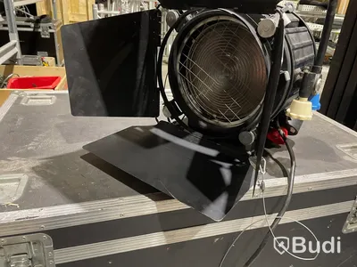 6 St Strand 2 kW Fresnel pol opererad med case