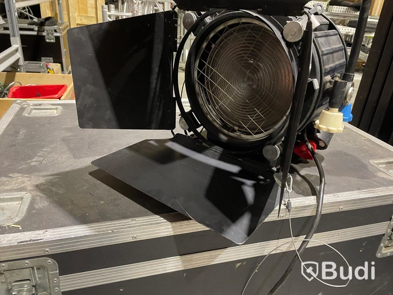 6 St Strand 2 kW Fresnel pol opererad med case