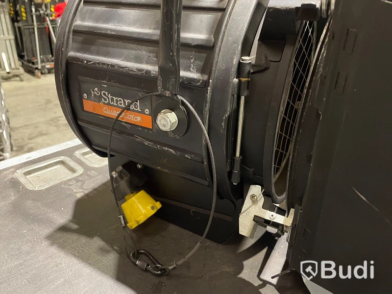 6 St Strand 2 kW Fresnel pol opererad med case