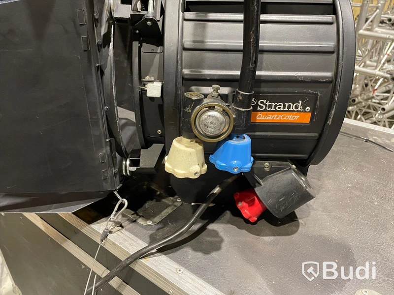 6 St Strand 2 kW Fresnel pol opererad med case
