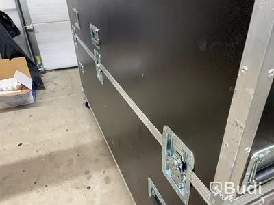 2 St 75” Samsung pro skärm med case