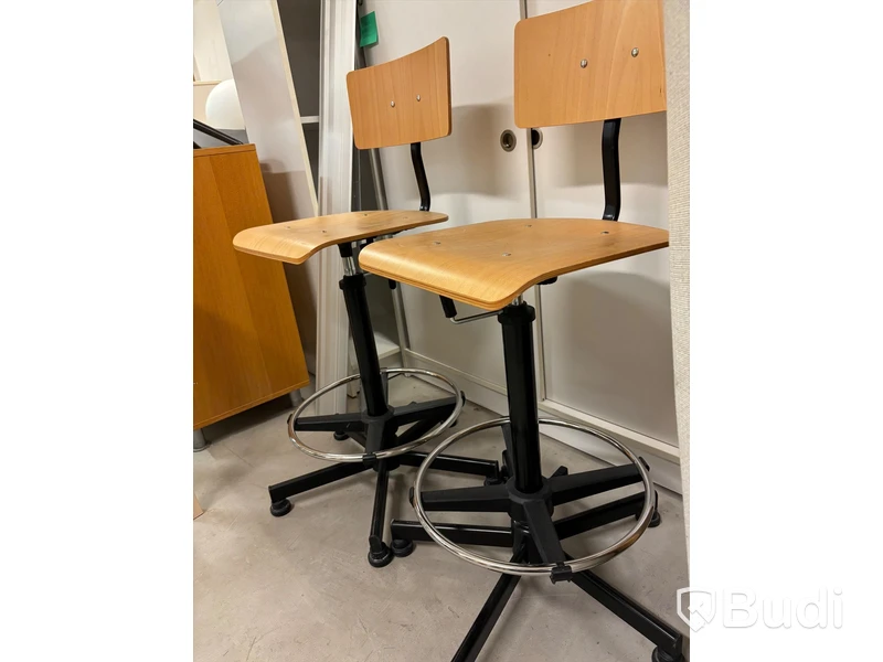 2 st. Höj- och sänkbara kontorsstolar i björk