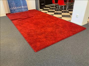 Röd matta ca 4x2m