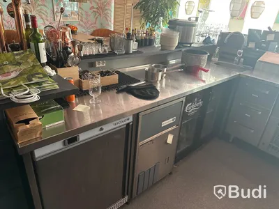 Arbetsbänk med plats för sop, ölstation & kylbänk INKL Rund ho. Ord pris 15.000 kr inköpt 2022