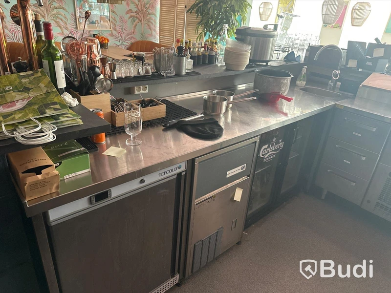 Arbetsbänk med plats för sop, ölstation & kylbänk INKL Rund ho. Ord pris 15.000 kr inköpt 2022