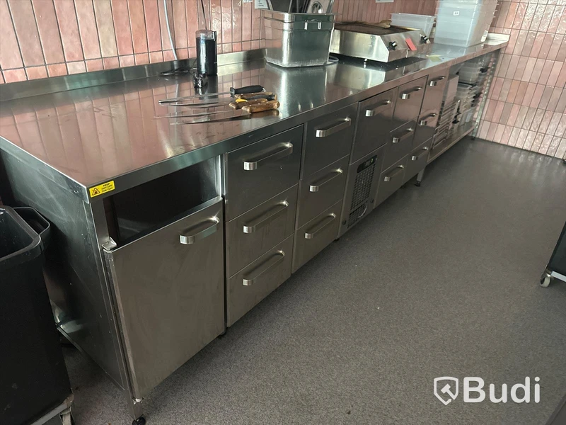 VLE-20013 kylbänk - 2400/2000 x 700 x H:900 mm - 13 st draglådor för GN 1/1 150 mm kantiner - Fläktkyld maskinkassett 230 V. Ord pris 53.550 kr inköpt 2022