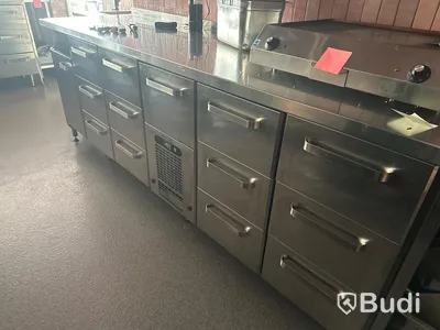 VLE-20013 kylbänk - 2400/2000 x 700 x H:900 mm - 13 st draglådor för GN 1/1 150 mm kantiner - Fläktkyld maskinkassett 230 V. Ord pris 53.550 kr inköpt 2022