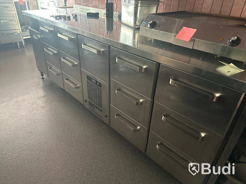 VLE-20013 kylbänk - 2400/2000 x 700 x H:900 mm - 13 st draglådor för GN 1/1 150 mm kantiner - Fläktkyld maskinkassett 230 V. Ord pris 53.550 kr inköpt 2022