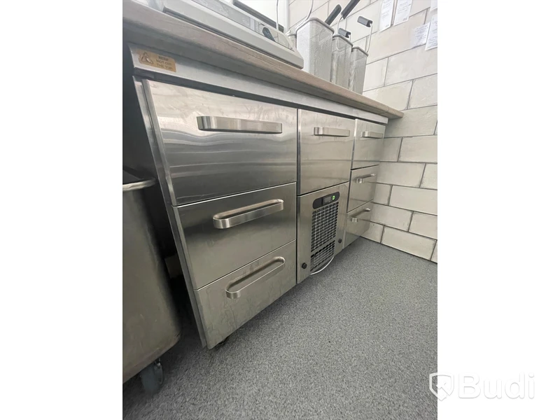 Kylbänk VLE-1207 med slät toppskiva 7 st GN. Ord pris 35.990 kr inköpt 2022