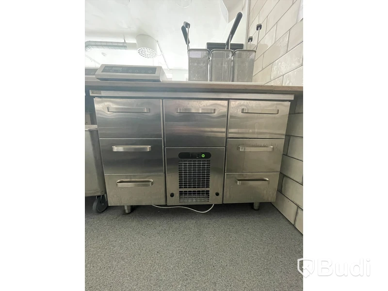 Kylbänk VLE-1207 med slät toppskiva 7 st GN. Ord pris 35.990 kr inköpt 2022
