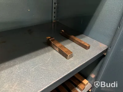 Plåtskåp med innehåll