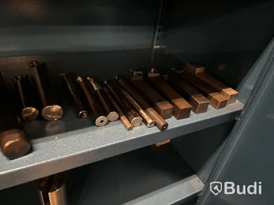 Plåtskåp med innehåll