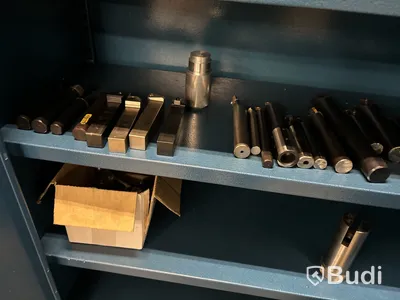 Plåtskåp med innehåll