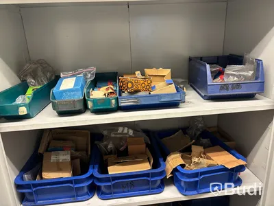 2 st plåtskåp med innehåll.