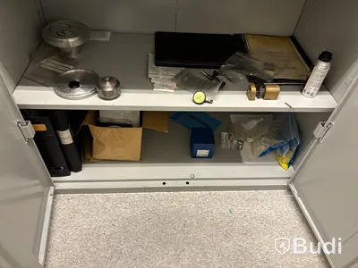 2 st plåtskåp med innehåll.
