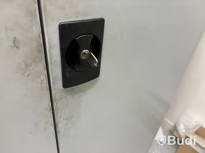 2 st plåtskåp med innehåll.