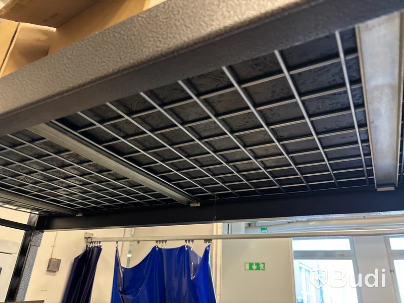 2 st hyllor med innehåll