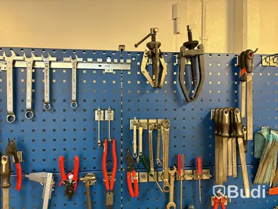 Arbetsbänk med verktygstavla & innehåll.