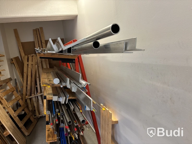 Materialställ med innehåll