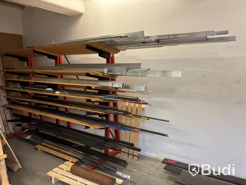 Materialställ med innehåll