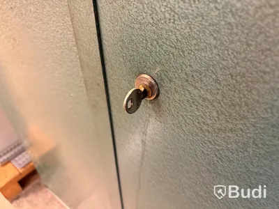 Plåtskåp med innehåll.